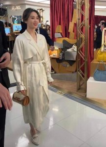 刘诗诗现身露小蛮腰(34岁刘诗诗罕曝生图)