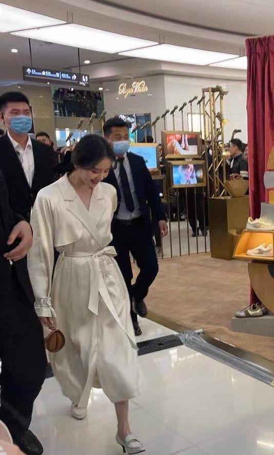 刘诗诗现身露小蛮腰(34岁刘诗诗罕曝生图)(2)