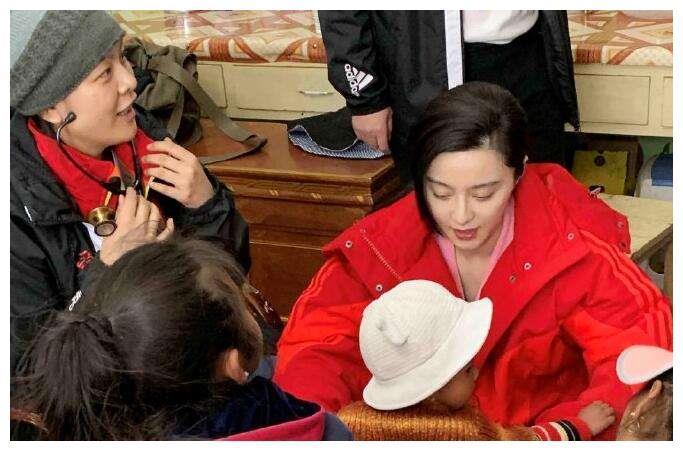 范冰冰身穿民族服饰现身烤羊店,翩翩起舞,心情还好喔