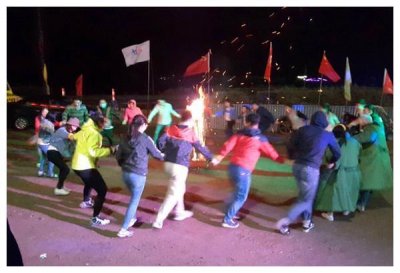 范冰冰身穿民族服饰现身烤羊店,翩翩起舞,心情还好喔