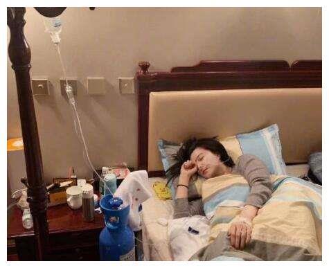 范冰冰身穿民族服饰现身烤羊店,翩翩起舞,心情还好喔