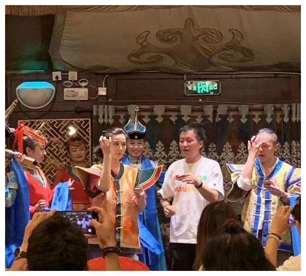 范冰冰身穿民族服饰现身烤羊店,翩翩起舞,心情还好喔