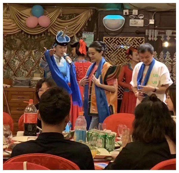 范冰冰身穿民族服饰现身烤羊店,翩翩起舞,心情还好喔