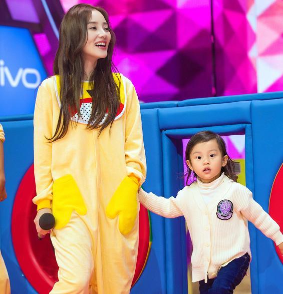 李小璐晒甜馨滑雪照,甜馨坐雪圈妈妈踩滑板,母女两人衣服成亮点