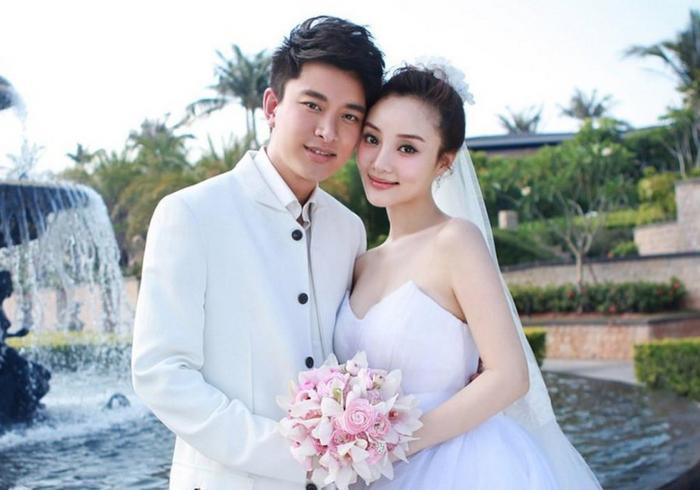 李小璐晒甜馨滑雪照,甜馨坐雪圈妈妈踩滑板,母女两人衣服成亮点