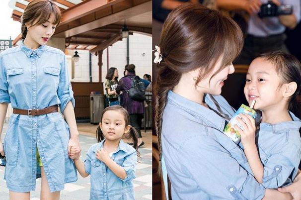 李小璐晒甜馨滑雪照,甜馨坐雪圈妈妈踩滑板,母女两人衣服成亮点