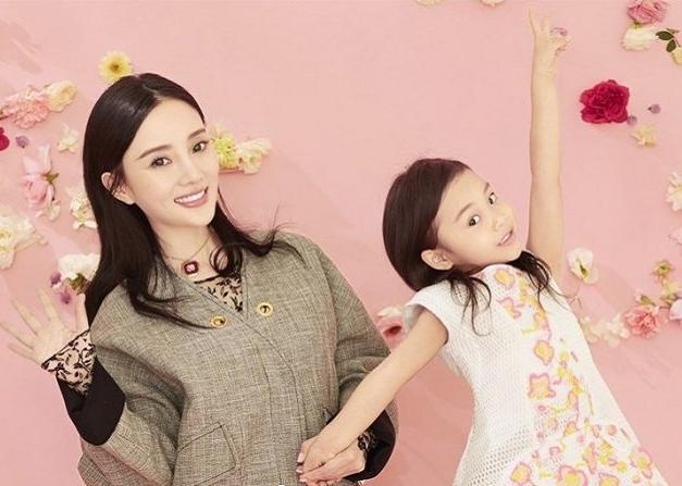 李小璐晒甜馨滑雪照,甜馨坐雪圈妈妈踩滑板,母女两人衣服成亮点