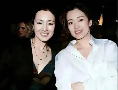 巩俐和替身合影:长得几乎一模一样,这谁能分清她俩谁是谁