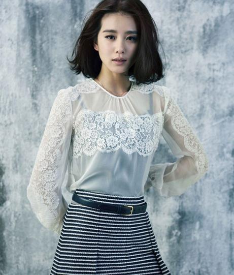 刘诗诗短发造型干练洒脱，但是和戚薇相比却相差一大截