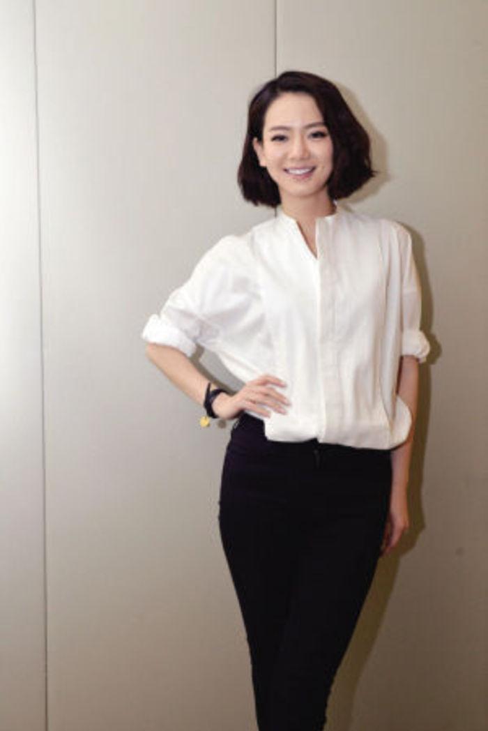 刘诗诗短发造型干练洒脱，但是和戚薇相比却相差一大截