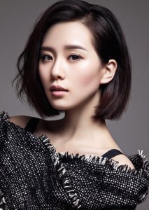 刘诗诗短发造型干练洒脱,但是和戚薇相比却相差一大截