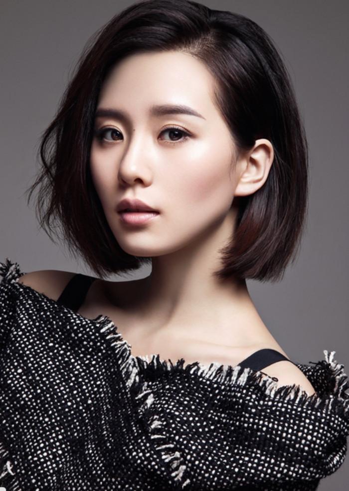 刘诗诗短发造型干练洒脱，但是和戚薇相比却相差一大截