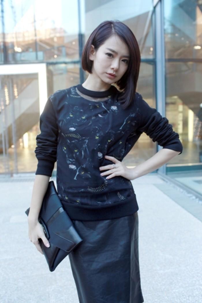 刘诗诗短发造型干练洒脱，但是和戚薇相比却相差一大截