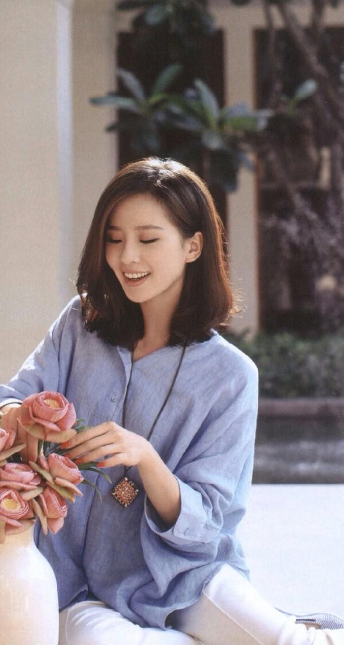 刘诗诗短发造型干练洒脱，但是和戚薇相比却相差一大截