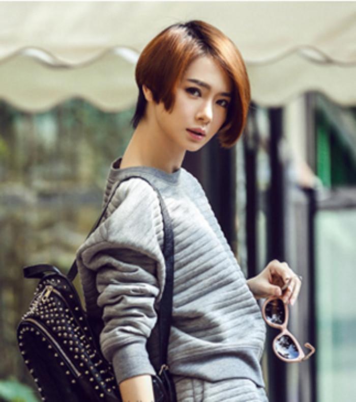 刘诗诗短发造型干练洒脱，但是和戚薇相比却相差一大截