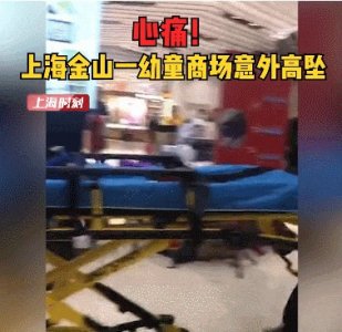 ​母亲看手机时，3岁幼童从扶梯坠落重伤！法院：商场赔154万元