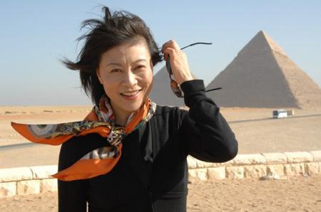 演员岳红离婚后,独自抚养孩子成人,她战胜胃癌,乐观生活