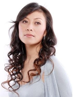 演员岳红离婚后,独自抚养孩子成人,她战胜胃癌,乐观生活