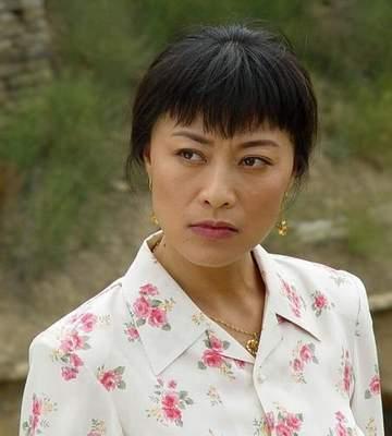 演员岳红离婚后,独自抚养孩子成人,她战胜胃癌,乐观生活