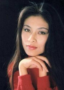 演员岳红离婚后,独自抚养孩子成人,她战胜胃癌,乐观生活