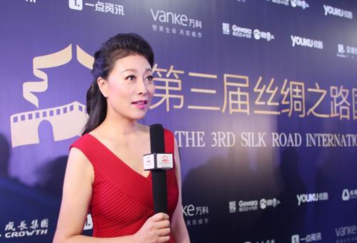 演员岳红离婚后,独自抚养孩子成人,她战胜胃癌,乐观生活