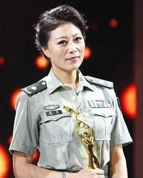 演员岳红离婚后,独自抚养孩子成人,她战胜胃癌,乐观生活