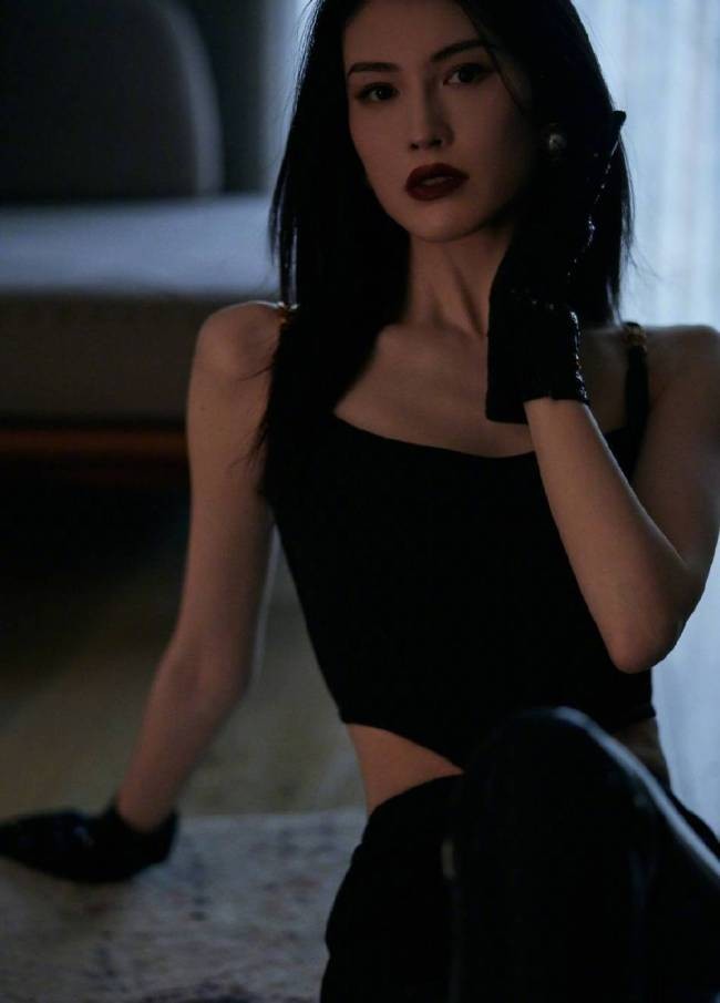 不愧是超模!何穗穿黑衣大秀蛮腰翘臀 绝对火辣