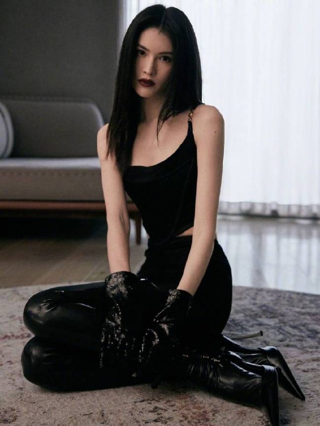 不愧是超模!何穗穿黑衣大秀蛮腰翘臀 绝对火辣