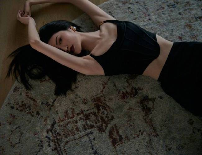 不愧是超模!何穗穿黑衣大秀蛮腰翘臀 绝对火辣