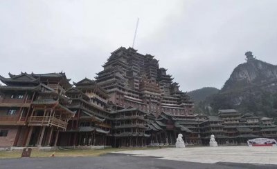 ​贵州花费2亿元建造的“布拉达宫”，最终却以烂尾收场，让人唏嘘