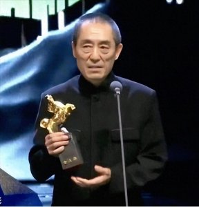 ​张艺谋女儿：基因相同，命运不同！一个演艺巅峰，一个低调至极