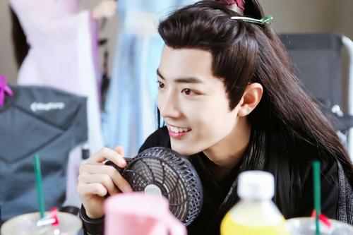 肖战的421是什么意思?为什么说肖战绿茶,肖战私下其实很冷漠?