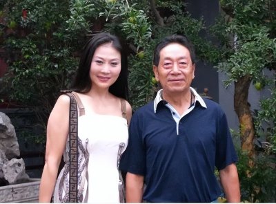 王奎荣:68岁娶31岁饶芯语,71岁老来得女,全家福曝儿子比老婆老