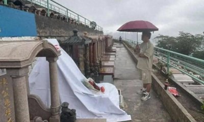 黄家驹墓地现场最新情况!深圳歌迷冒雨献花致敬,深感痛心与气愤