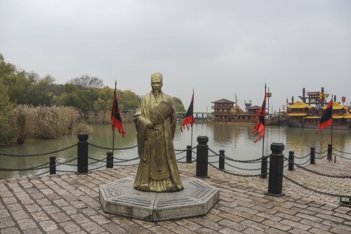 无锡三国城名不虚传，《三英战吕布》惊心动魄，马上打斗栩栩如生