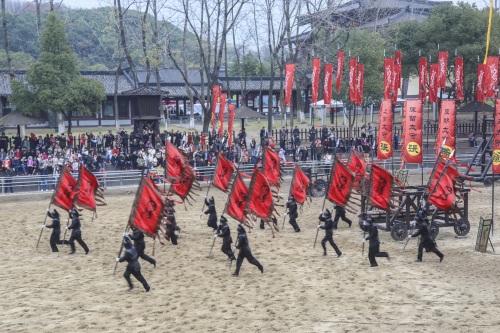 无锡三国城名不虚传，《三英战吕布》惊心动魄，马上打斗栩栩如生