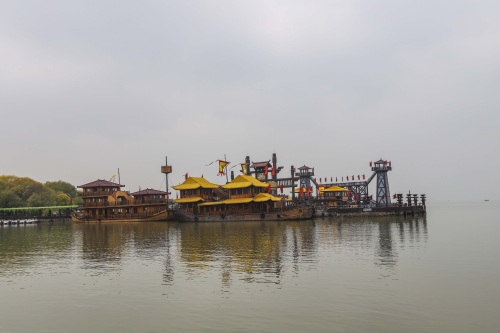 无锡三国城名不虚传，《三英战吕布》惊心动魄，马上打斗栩栩如生