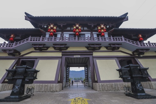 无锡三国城名不虚传，《三英战吕布》惊心动魄，马上打斗栩栩如生