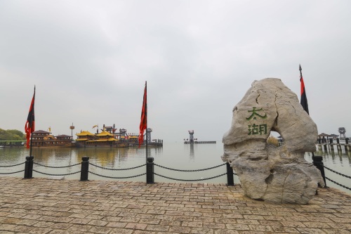 无锡三国城名不虚传，《三英战吕布》惊心动魄，马上打斗栩栩如生