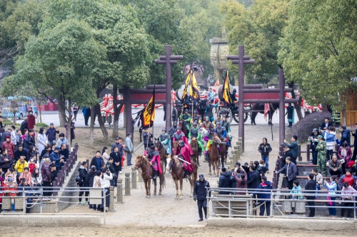 无锡三国城名不虚传，《三英战吕布》惊心动魄，马上打斗栩栩如生