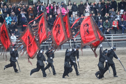 无锡三国城名不虚传，《三英战吕布》惊心动魄，马上打斗栩栩如生