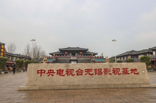 无锡三国城名不虚传，《三英战吕布》惊心动魄，马上打斗栩栩如生