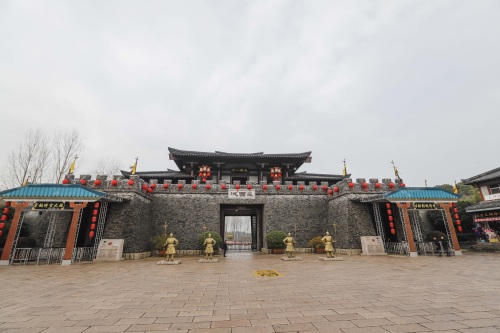 无锡三国城名不虚传，《三英战吕布》惊心动魄，马上打斗栩栩如生