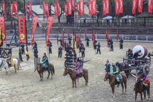 无锡三国城名不虚传，《三英战吕布》惊心动魄，马上打斗栩栩如生