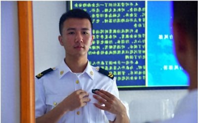 18年工地接清华通知书的单小龙,学没上完就入了海军,如今怎样了