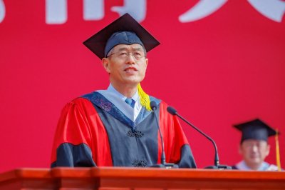 与同学们一起毕业:方精云五年聘期结束卸任云南大学校长