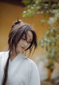 彭小苒古风侠女造型写真图片,白衣著身轻,仗剑万里行