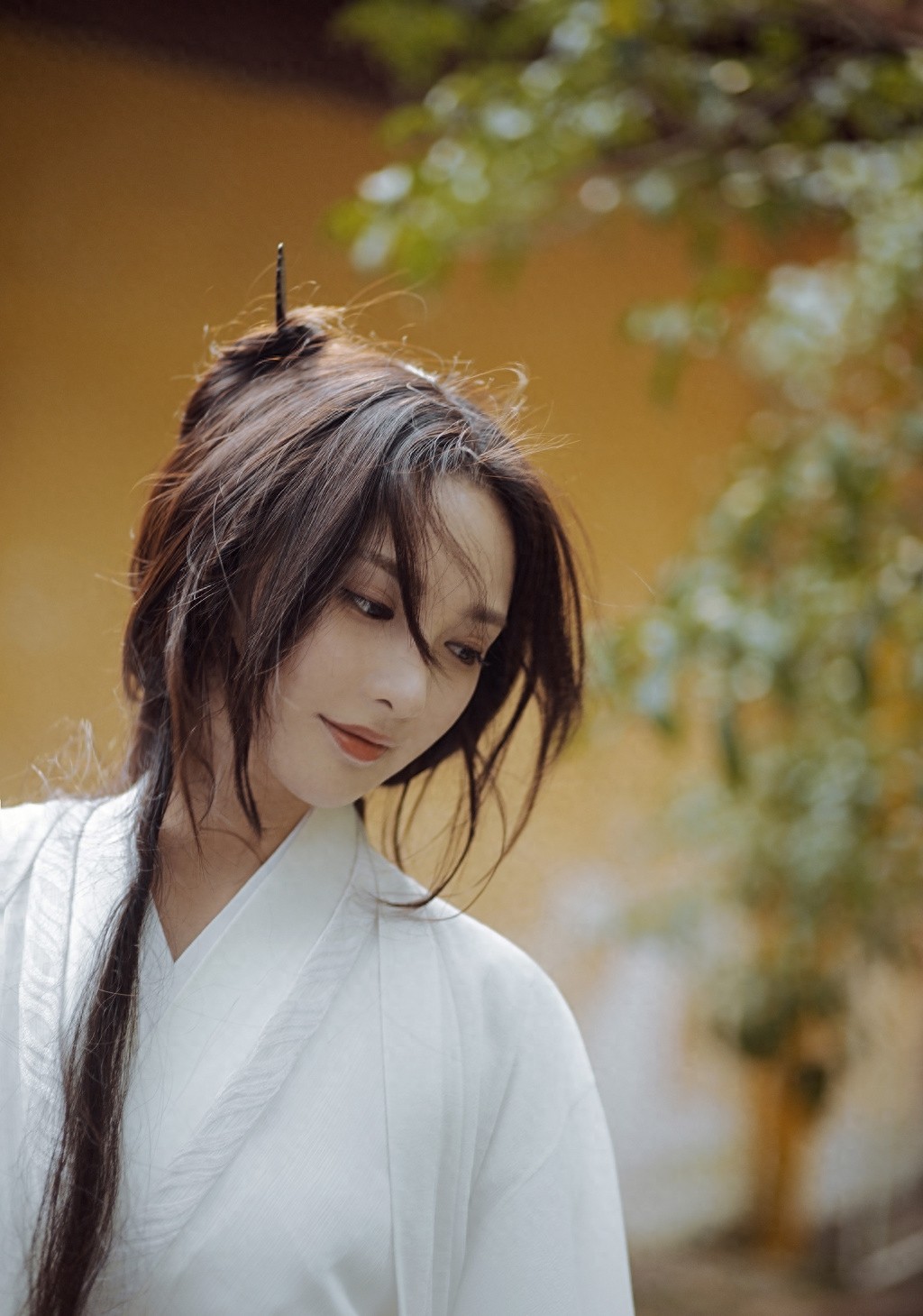 彭小苒古风侠女造型写真图片,白衣著身轻,仗剑万里行