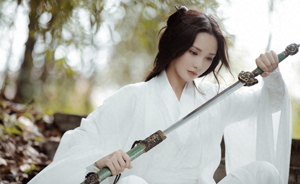 彭小苒古风侠女造型写真图片,白衣著身轻,仗剑万里行