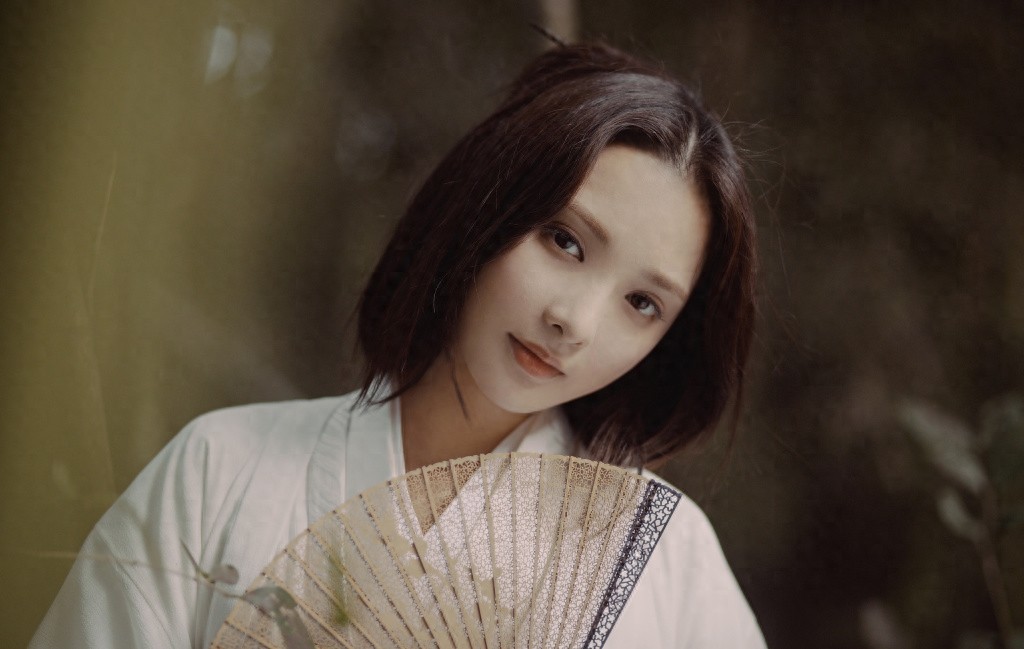 彭小苒古风侠女造型写真图片,白衣著身轻,仗剑万里行